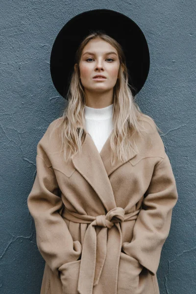 Blondine Braunen Mantel Mit Schwarzem Hut Posiert Lächelnd Aufgebracht — Stockfoto