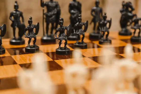 Șah Alb Piesă Neagră Luptă Câmpul Luptă Pentru Regele Lor — Fotografie, imagine de stoc