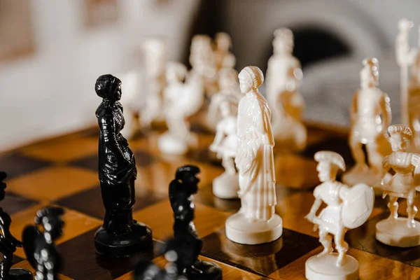 Šachy Bílé Černé Figurky Bojují Bitevním Poli Svého Krále — Stock fotografie