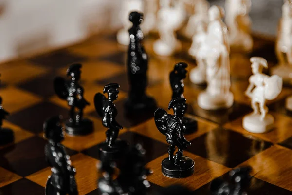 Šachy Bílé Černé Figurky Bojují Bitevním Poli Svého Krále — Stock fotografie
