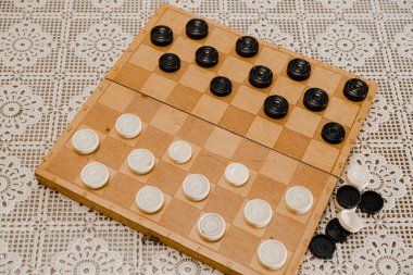 Klasik dama ile kahverengi ahşap satranç tahtası. Masa oyunu. Oyun için oyun alanı üzerindeki dama.