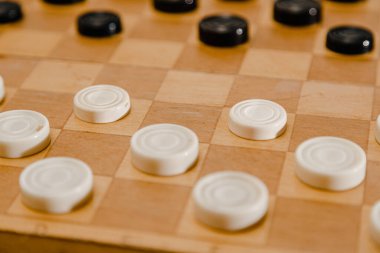 Klasik dama ile kahverengi ahşap satranç tahtası. Masa oyunu. Oyun için oyun alanı üzerindeki dama.