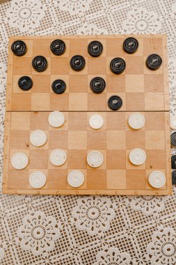 Klasik dama ile kahverengi ahşap satranç tahtası. Masa oyunu. Oyun için oyun alanı üzerindeki dama.