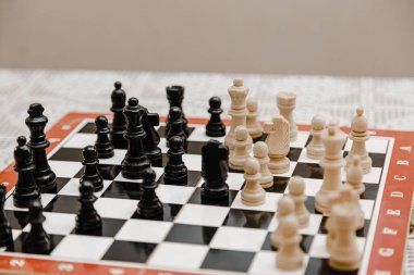 Satranç tahtasında klasik satranç standı. Yeni başlayanlar için satranç kombinasyonları