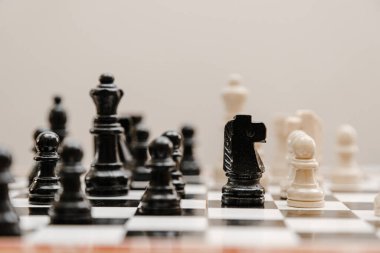 Satranç tahtasında klasik satranç standı. Yeni başlayanlar için satranç kombinasyonları