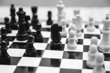 Satranç tahtasında klasik satranç standı. Yeni başlayanlar için satranç kombinasyonları