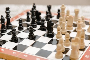 Satranç tahtasında klasik satranç standı. Yeni başlayanlar için satranç kombinasyonları