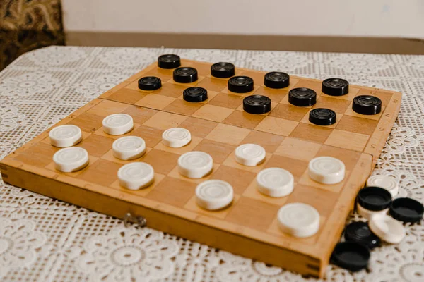 Klasik Dama Ile Kahverengi Ahşap Satranç Tahtası Masa Oyunu Oyun — Stok fotoğraf