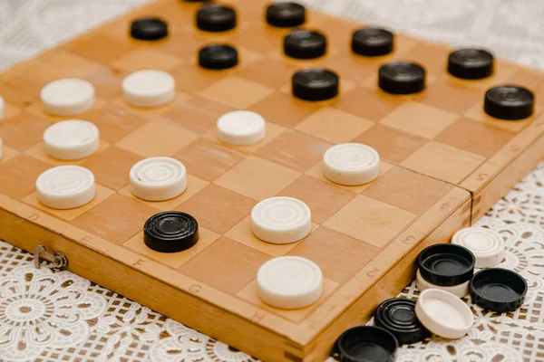 Klasik Dama Ile Kahverengi Ahşap Satranç Tahtası Masa Oyunu Oyun — Stok fotoğraf