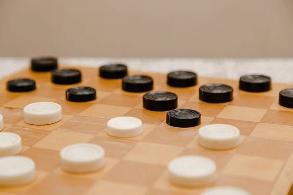 棕色木制棋盘 上面有经典的棋子 桌上游戏 比赛场地上的考核员 — 图库照片