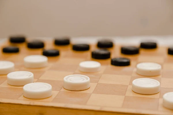 棕色木制棋盘 上面有经典的棋子 桌上游戏 比赛场地上的考核员 — 图库照片