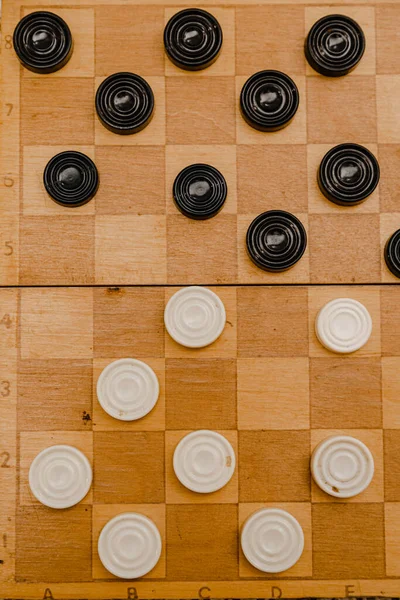 Brunt Schackbräde Trä Med Klassiska Pjäser Bordsspel Checkers Spelplanen För — Stockfoto