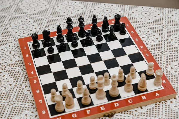 经典国际象棋站在棋盘上 初学者的国际象棋组合 — 图库照片