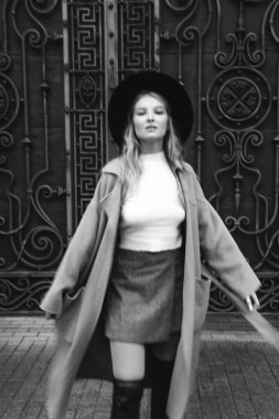 Kahverengi ceketli, siyah şapkalı, gülümseyen, üzgün