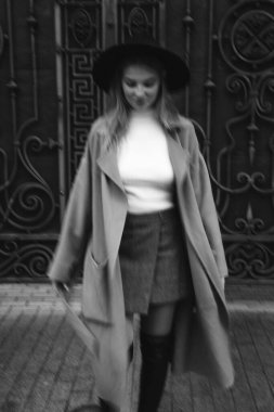 Kahverengi ceketli, siyah şapkalı, gülümseyen, üzgün