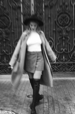 Kahverengi ceketli, siyah şapkalı, gülümseyen, üzgün