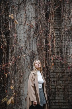 Kahverengi ceketli, siyah şapkalı, gülümseyen, üzgün