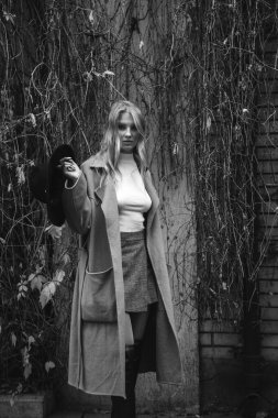 Kahverengi ceketli, siyah şapkalı, gülümseyen, üzgün