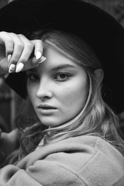 Blondýnka Hnědém Kabátě Černým Kloboukem Pózující Usmívající Rozrušená — Stock fotografie