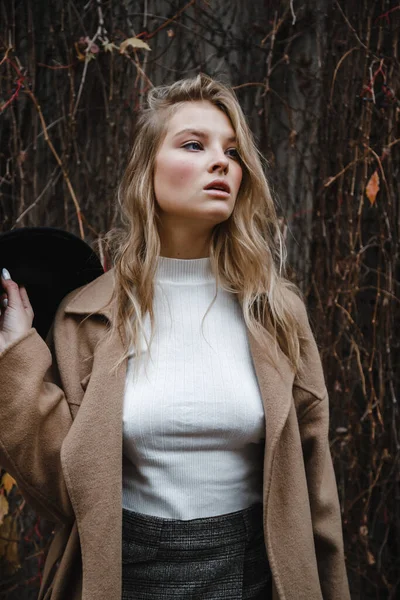 Blond Brun Rock Med Svart Hatt Poserar Ler Upprörd — Stockfoto