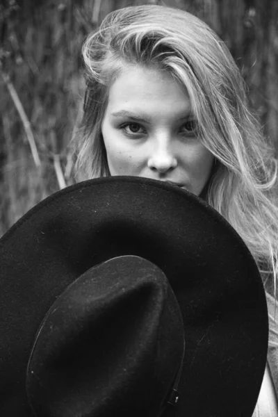 Rubia Abrigo Marrón Con Sombrero Negro Posando Sonriendo Molesto —  Fotos de Stock