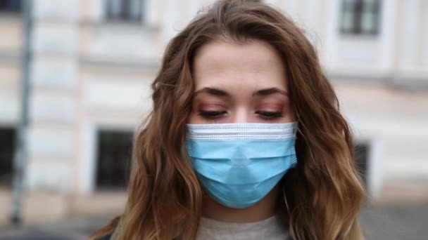 Krullend Meisje Zetten Een Beschermende Masker Tegen Coronavirus — Stockvideo