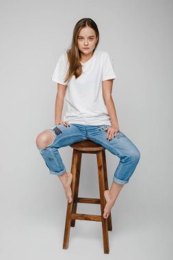 Model testleri. Sandalyeye oturup poz veren uzun saçlı güzel kız.