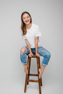 Model testleri. Sandalyeye oturup poz veren uzun saçlı güzel kız.