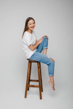 Model testleri. Sandalyeye oturup poz veren uzun saçlı güzel kız.