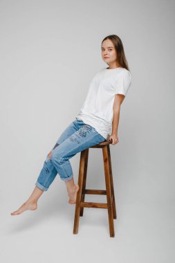 Model testleri. Sandalyeye oturup poz veren uzun saçlı güzel kız.