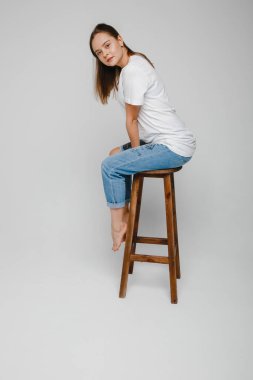 Model testleri. Sandalyeye oturup poz veren uzun saçlı güzel kız.