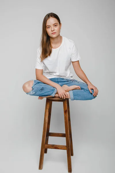 Δοκιμές Μοντέλου Όμορφο Κορίτσι Μακριά Μαλλιά Κάθεται Στην Καρέκλα Και — Φωτογραφία Αρχείου