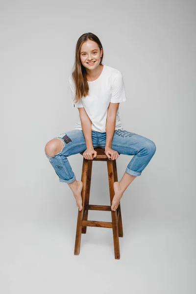 Testes Modelo Menina Bonita Com Cabelos Longos Sentados Cadeira Posando — Fotografia de Stock