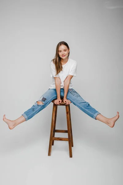 Testes Modelo Menina Bonita Com Cabelos Longos Sentados Cadeira Posando — Fotografia de Stock