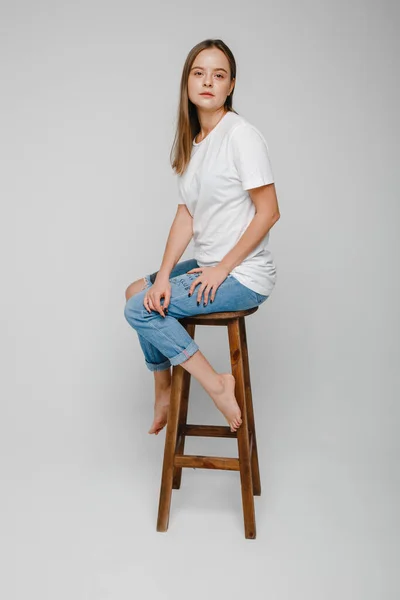 Model Testleri Sandalyeye Oturup Poz Veren Uzun Saçlı Güzel Kız — Stok fotoğraf