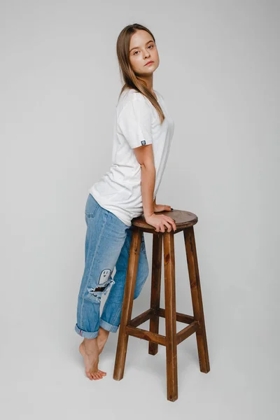 Testes Modelo Menina Bonita Com Cabelos Longos Fica Perto Cadeira — Fotografia de Stock