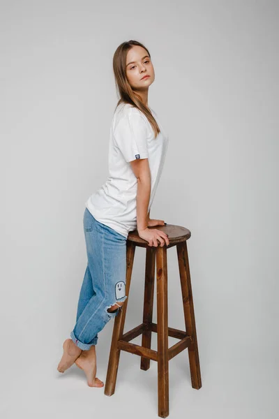 Δοκιμές Μοντέλου Όμορφο Κορίτσι Μακριά Μαλλιά Στέκεται Κοντά Καρέκλα Και — Φωτογραφία Αρχείου