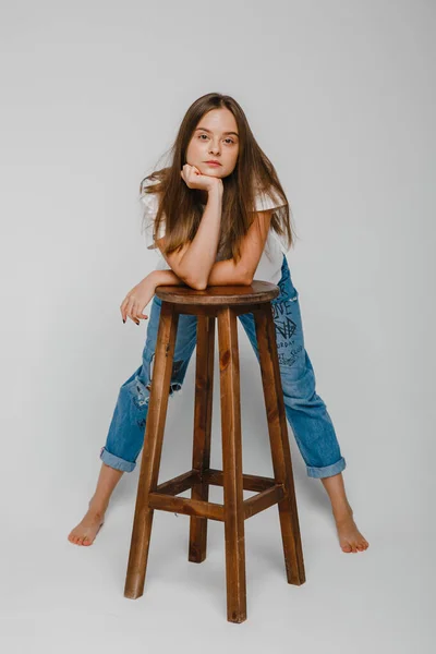 Modelové Testy Krásná Dívka Dlouhými Vlasy Stojí Blízkosti Židle Pózování — Stock fotografie