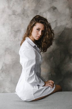 Beyaz gömlekli güzel kıvırcık kız