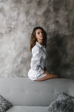 Beyaz gömlekli güzel kıvırcık kız