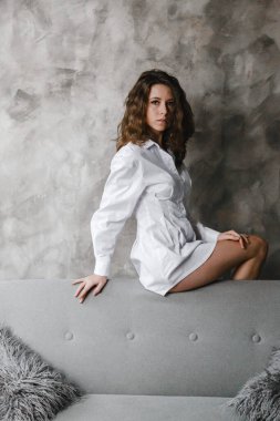 Beyaz gömlekli güzel kıvırcık kız