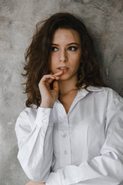 Beyaz gömlekli güzel kıvırcık kız