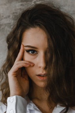 Beyaz gömlekli güzel kıvırcık kız