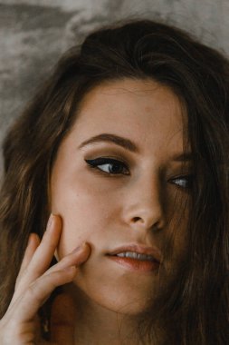 Beyaz gömlekli güzel kıvırcık kız