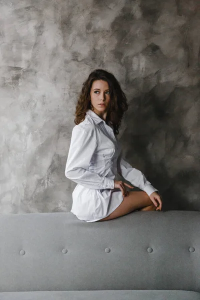 Menina Encaracolado Bonita Posando Camisa Branca — Fotografia de Stock