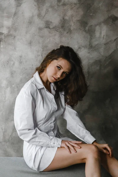 Mooi Krullend Meisje Poseren Wit Shirt — Stockfoto
