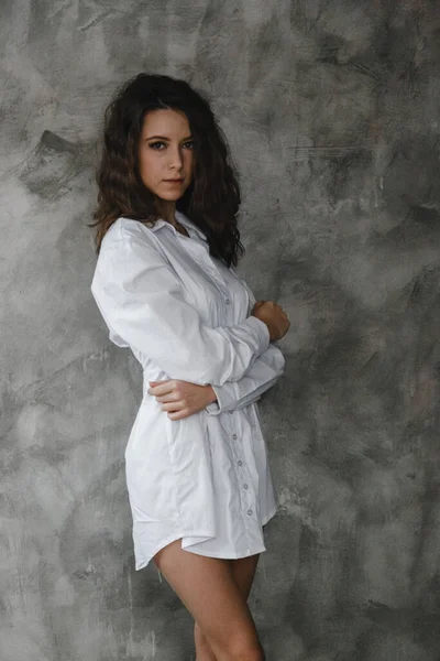 Menina Encaracolado Bonita Posando Camisa Branca — Fotografia de Stock