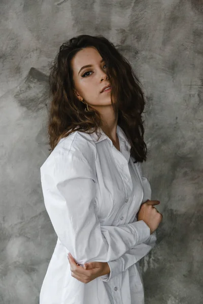 Beyaz Gömlekli Güzel Kıvırcık Kız — Stok fotoğraf