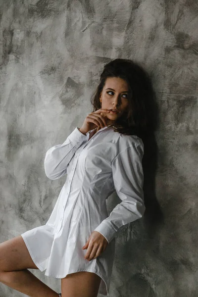 Menina Encaracolado Bonita Posando Camisa Branca — Fotografia de Stock