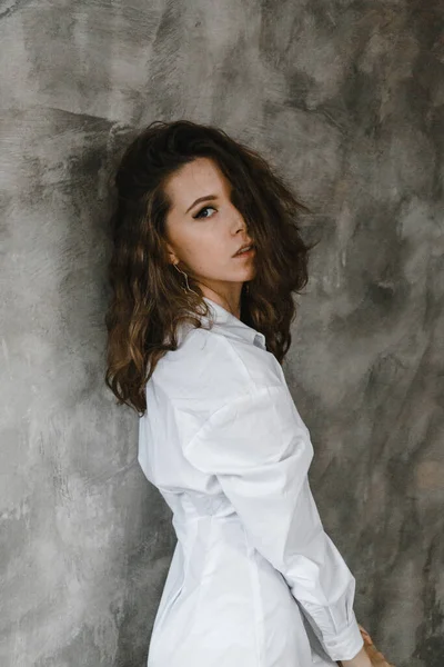 Beautiful Curly Girl Posing White Shirt — 图库照片